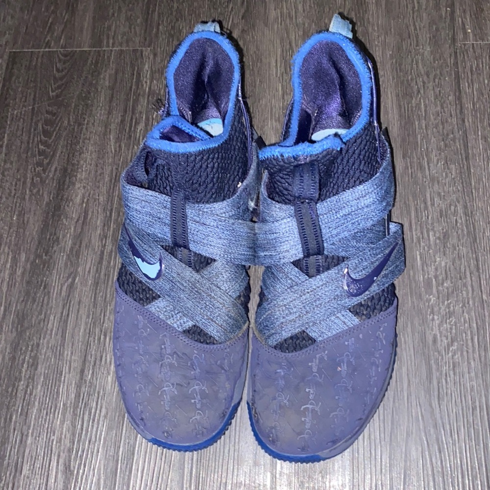 Lebron basketball shoes